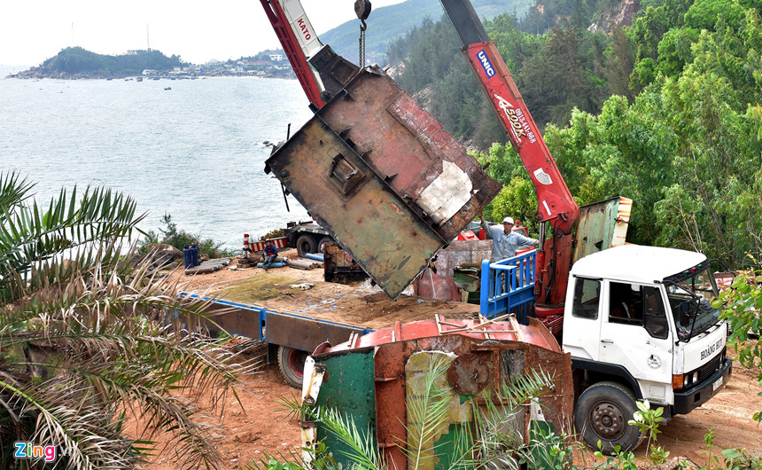Xẻ thịt tàu hàng triệu đô chìm ở biển Quy Nhơn bán phế liệu